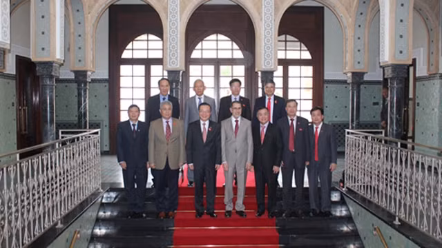 越南国会代表团与摩洛哥首相:萨阿德丁•奥斯曼尼合影。