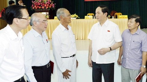 越南国家主席陈大光会见胡志明市选民。