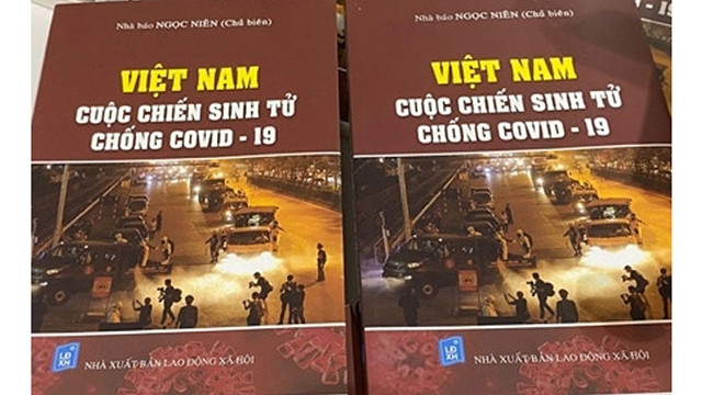 《越南—打击新冠肺炎疫情生死之战》一书重新出版。