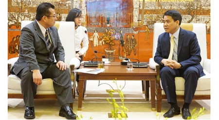 河内市人委会主席阮德钟会见日本西条市市长玉井年寿。（图片来源：新河内报）