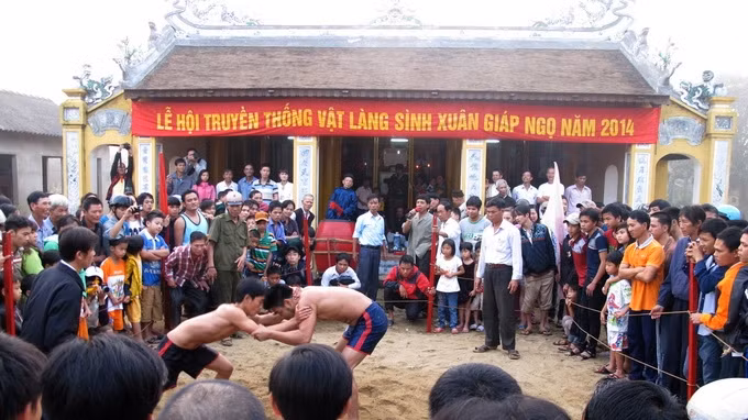 2014甲午年春节的吏恩村摔跤节现场。（图片来源：年轻人报网）
