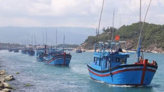 附图：平定省怀仁县渔民展开捕捞活动。