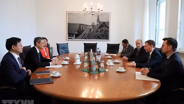 越南驻德国大使阮明武拜会了萨克森州州长克雷奇默尔。