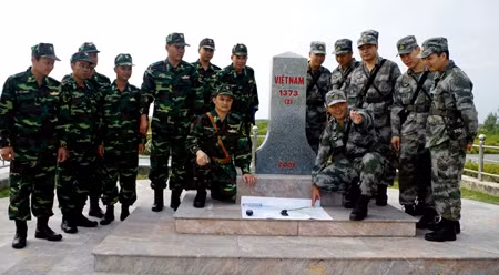 广宁省边防部队同中国广西边防部队举行双边边界巡逻活动。（图片来源：广宁省门户网站）