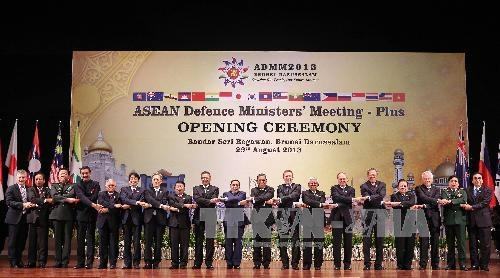 越南国防部部长冯光青（右二）与与会代表。