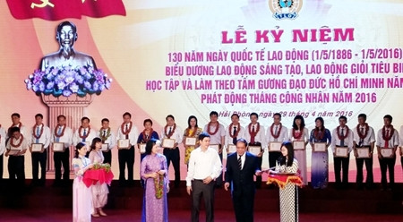 海防市向优秀工人授予奖状。