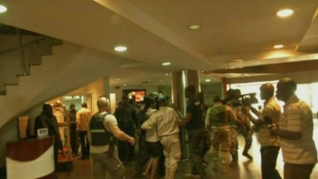 枪手释放了约130人，获释者都离开了酒店。
