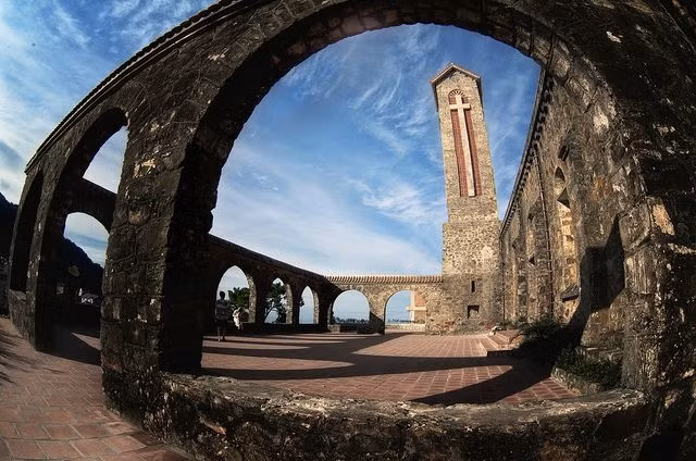 三岛石建教堂一角。