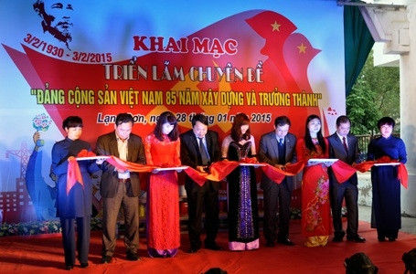  “ 越南共产党：85周年建设和成长”专题展剪裁仪式。（图片来源：谅山报网）