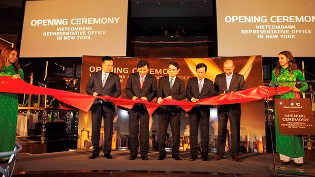 越南外贸股份商业银行驻美国办事处剪彩仪式。