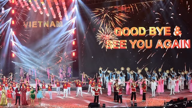 第31届东南亚运动会闭幕式文艺演出。（陈海 摄）