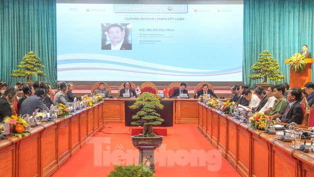 座谈会场景。（图片来源：前锋报）