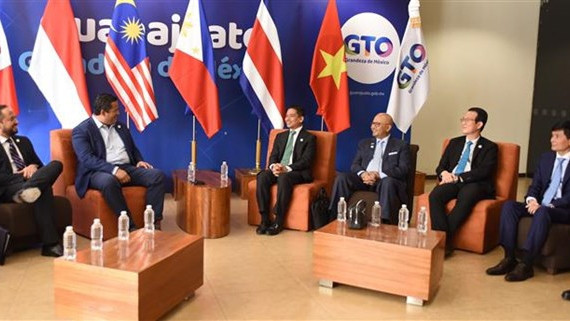 瓜纳华托州州长 Diego Sinhue Rodríguez Vallejo会见墨西哥东南亚国家联盟代表团。（图片来源：越通社）