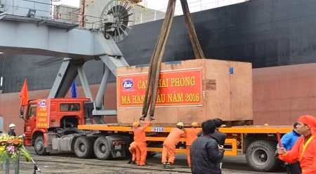 海防港迎来2016年首批货物。