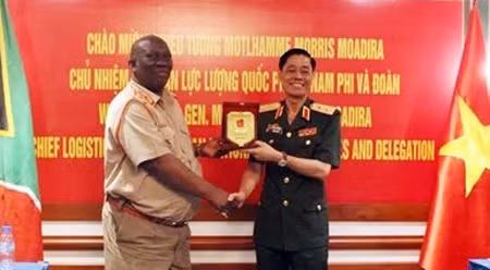 杨文野中将给莫里斯•莫拉蒂拉少将赠送纪念品。