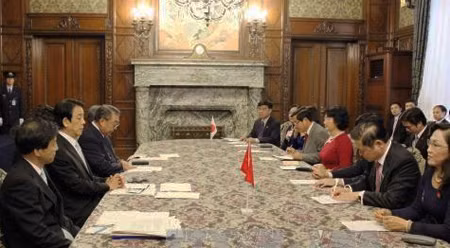 越南国会副主席阮氏金银会见日本众议院议长大岛理森。（图片来源：越通社）