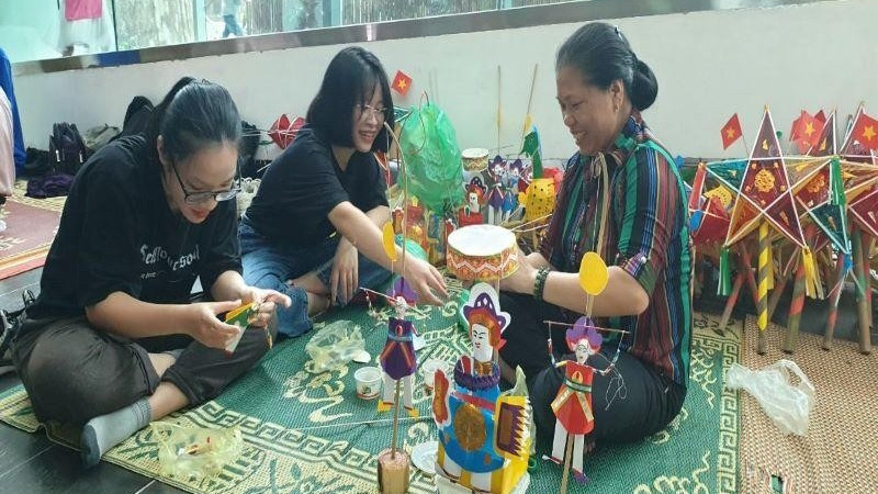 游客参加制作中秋玩具。