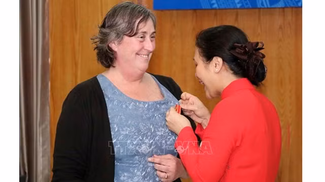 越南友好组织联合会主席阮芳娥向苏珊 •哈蒙德女士颁发越南友谊勋章。（图片来源：越通社）