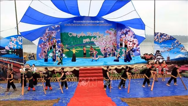 开幕式上的节目之一。（图片来源：越通社）