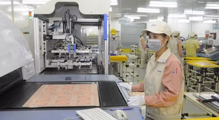 位于河内市石室县工业区Meiko公司工人生产集成电路板。