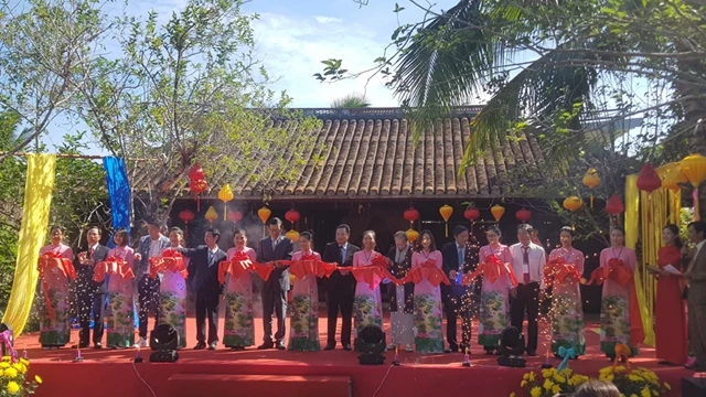第五届越南-世界丝绸土锦文化节在会安开幕剪彩仪式。