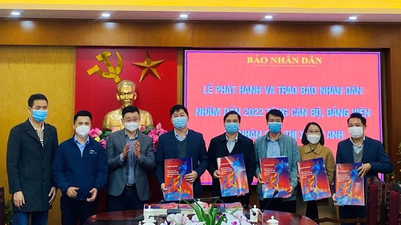向各单位赠送《人民报》春节特刊。
