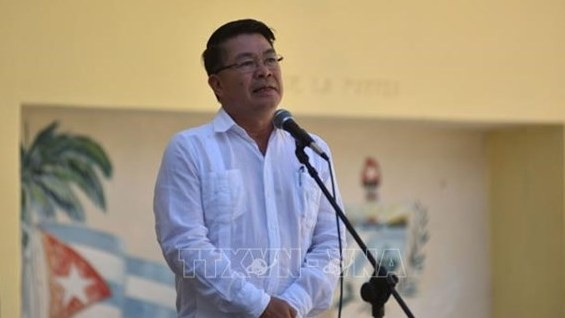 越南驻古巴大使黎青松发表讲话。（图片来源：越通社）
