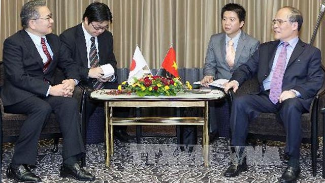 越南国会主席阮生雄会见日本共产党代表绪方康雄。 (Photo: 图片来源：越通社)