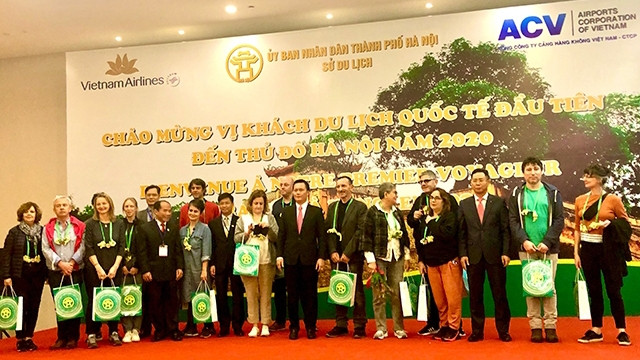 河内市举行2020年首批游客欢迎仪式。