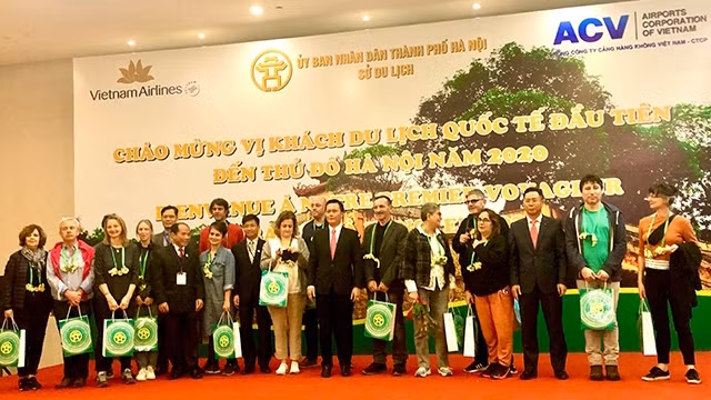 河内市举行2020年首批游客欢迎仪式。