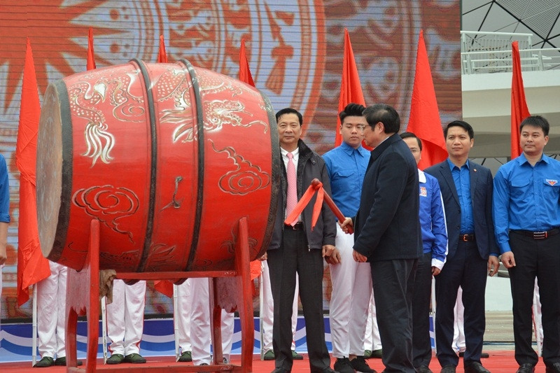 范明正打鼓启动活动。（图片来源：广宁报网）