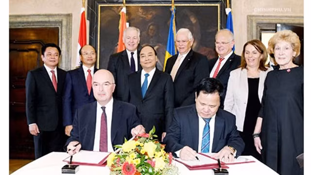 克雷姆斯应用科技大学与越南商业大学的合作计划的签字仪式。（图片来源：VGP)