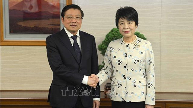 越共中央内政部部长潘廷镯和日本法务大臣上川阳子。（图片来源：越通社）