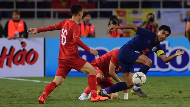 双方队员在比赛中拼抢。（陈海 摄）