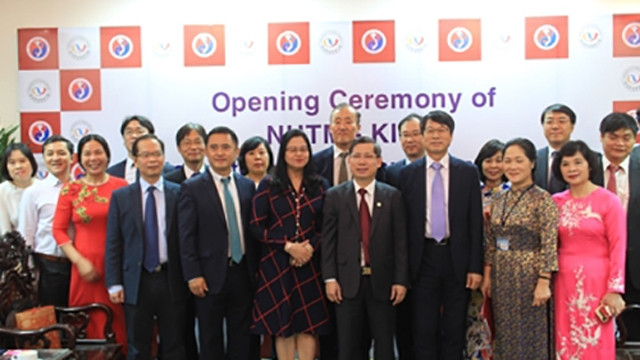 各位代表在揭牌仪式上合影。