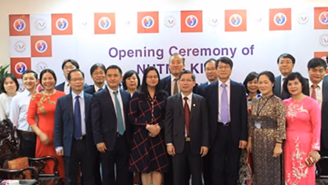 各位代表在揭牌仪式上合影。