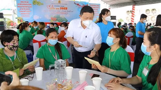 胡志明市人民委员会副主席杨英德出席活动并向工人赠送礼物。（图片来源：越通社）