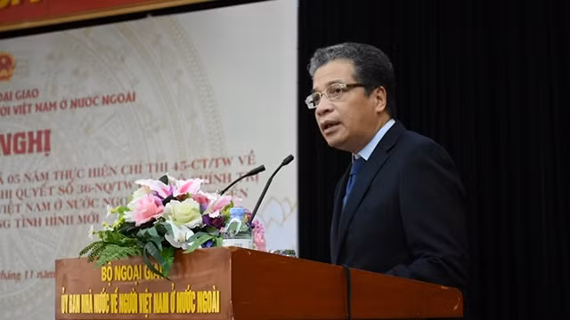 邓明魁副部长在会上发言。