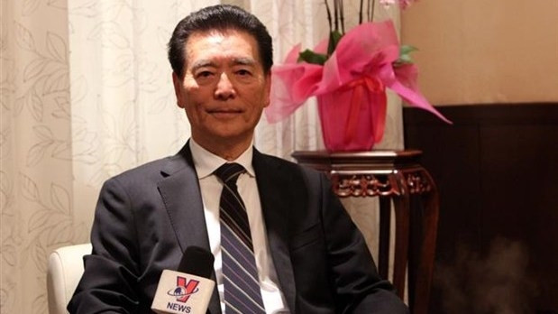 越南驻三重市名誉领事谷口森之先生接受越通社记者的采访。（图片来源：越通社）