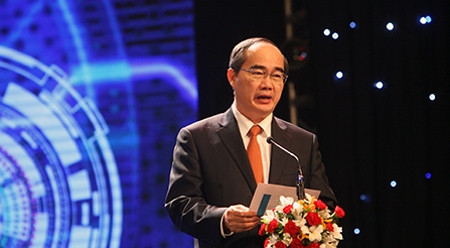 越南祖国阵线中央委员会主席阮善仁在会上做发言。（图片来源：民智网）