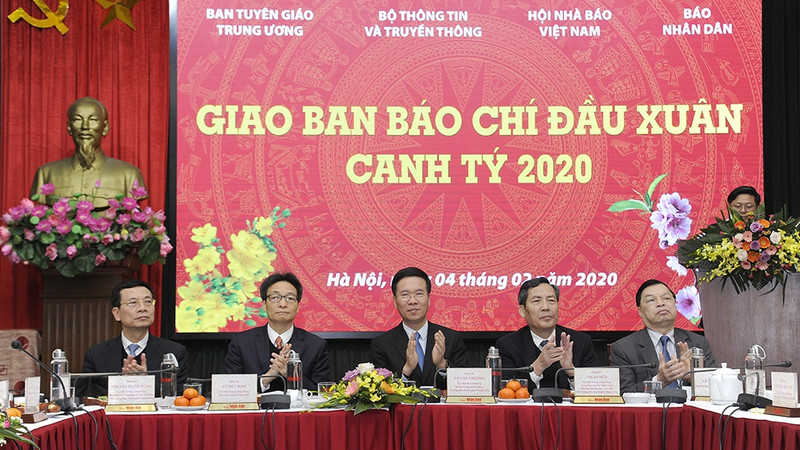 主持2020年庚子新春新闻简报会的各位代表。