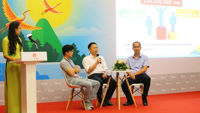 组委会代表回答记者的提问。（图片来源：投资报）
