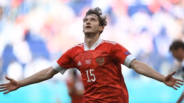 阿列克谢•米兰丘克庆祝进球。