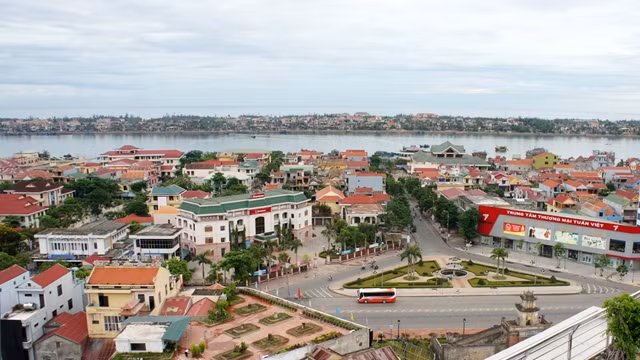 日丽江边的同海市。（陈海 摄）