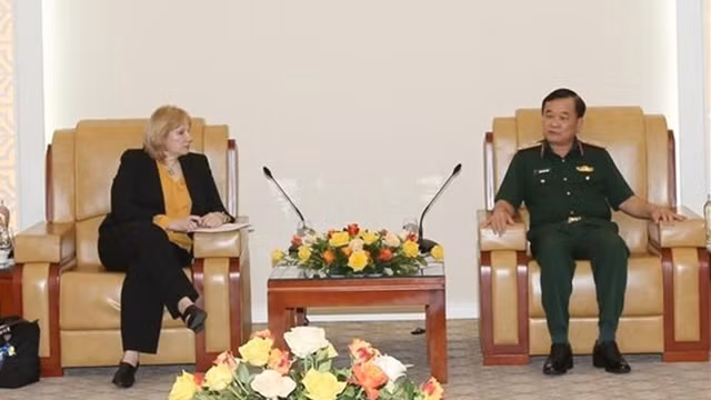 越南国防部副部长黄春战上将与美国国际开发署驻越南首席代表安·玛丽·雅斯蒂索克。（图片来源：越通社）