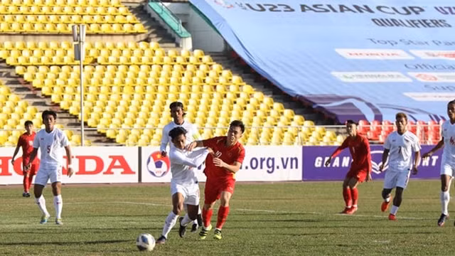 两队球员在比赛中拼抢。