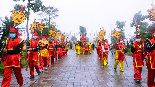 三祝寺庙会期间，组委会举办迎水仪式，祈求国泰民安、阖家幸福。（图片来源：越通社）