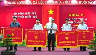 四个集体代表荣获政府总理的竞赛旗。