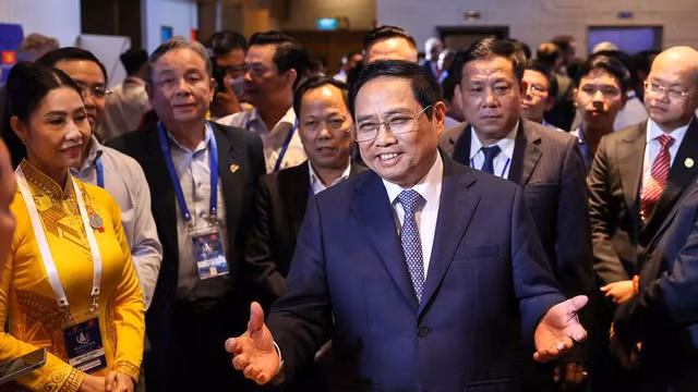 越南政府总理范明正出席第四次越南经济论坛。（图片来源：VGP）