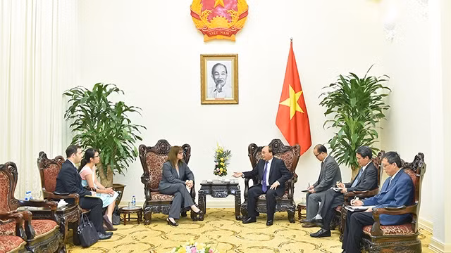 越南政府总理阮春福会见以色列驻越南大使。（图片来源：CPV）